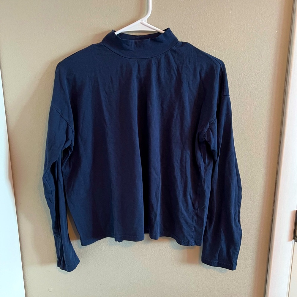 everlane navy mockneck air tee, size s
